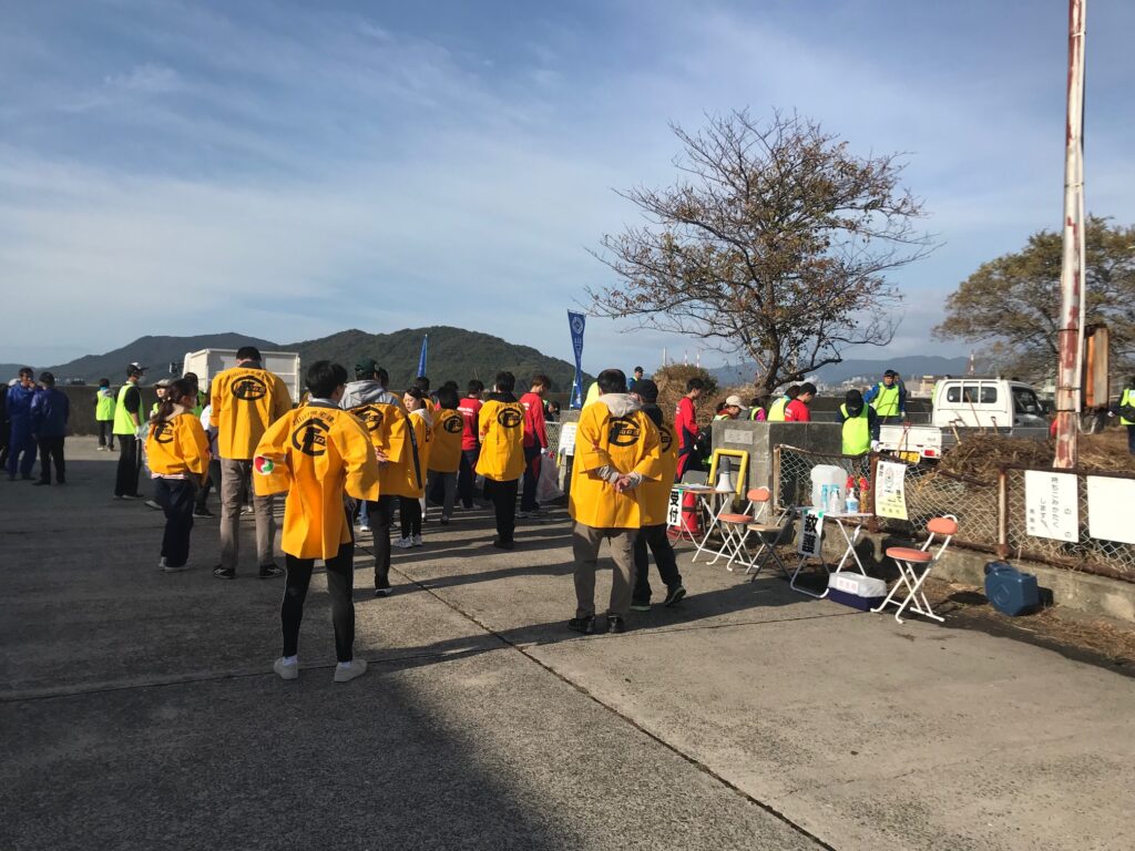 海岸漂流物の収集奉仕作業